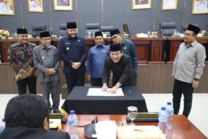 Wakil Ketua DPRD Kota Padang Oesman Ayub saat melakukan penandatanganan laporan pertanggungjawaban 2025