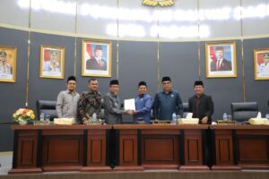 Wakil Walikota Padang Maigus Nasir saat menyerahkan Laporan Keterangan Pertanggungjawaban Tahun 2025