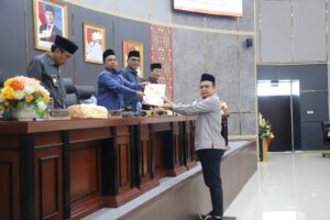Sekwan DPRD Kota Padang Hendrizal Azhar saat menyerahkan laporan kepada Ketua DPRD Kota Padang Muharlion