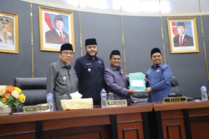 Ketua DPRD Kota Padang Muharlion saat menerima laporan perda Penguatan Lembaga Adat