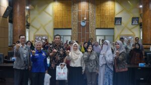 Pemerintah Kota Padang mendorong pelaku Usaha Mikro, Kecil, dan Menengah (UMKM) terus beradaptasi dengan perkembangan teknologi agar mampu bertahan dan berkembang di tengah perubahan pola konsumsi masyarakat.