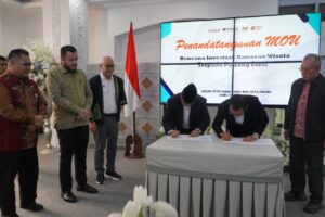 Wali Kota Padang Fadly Amran menyaksikan penandatanganan Memorandum of Understanding (MoU) tentang,  Rencana Kerja Sama Investasi dan Pembangunan Kawasan Wisata Terpadu Padang Sarai, Kecamatan Koto Tangah.