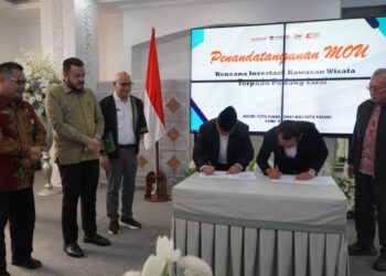 Wali Kota Padang Fadly Amran menyaksikan penandatanganan Memorandum of Understanding (MoU) tentang, Rencana Kerja Sama Investasi dan Pembangunan Kawasan Wisata Terpadu Padang Sarai, Kecamatan Koto Tangah.