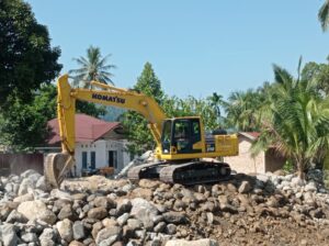 Pemerintah Kota (Pemko) Padang melalui Dinas Pekerjaan Umum dan Penataan Ruang (PUPR) memulihkan, infrastruktur irigasi yang rusak pascabencana.