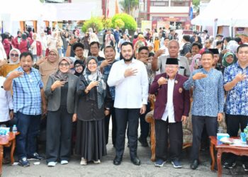 Wali Kota Padang Fadly Amran, membuka secara resmi event Smart Entrepreneur Expo 2026 yang digelar Universitas Eka Sakti-Akademi Akuntansi Indonesia (UNES-AAI) Padang di pelataran kampus setempat, Sabtu (13/6).