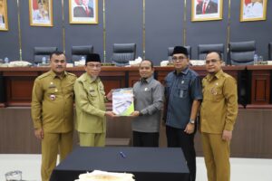 wakil walikota Padang Maigus Nasir memberikan laporan kepada Ketua DPRD Padang Muharlion