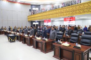 Anggota DPRD Padang beserta undangan saat menyanyikan lagu kebangsaan Indonesia Raya