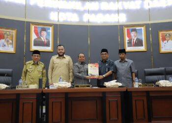 DPRD   Padang Gelar  Sidang Paripurna Pandangan Fraksi, Perubahan Propemperda, dan PKUA dan PPAS