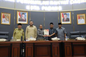 Ketua DPRD Kota Padang Muaharlion menerima laporan bersama Wakil Ketua DPRD Padang Mastilizal Aye dan Jufri yang di saksikan Walikota Padang Fadly Amran dan wakil walikota padang Maigus Nasir