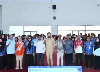 Wali Kota Padang Fadly Amran, memimpin Rapat Evaluasi Pelaksanaan Program Makan Bergizi Gratis (MBG) di Kota Padang di Aula Bagindo Aziz Chan Balai Kota Padang, Aie Pacah, Rabu (17/6).