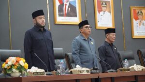 Wakil Ketua DPRD Kota Padang Mastilizal Aye bersama Wali Kota Padang Fadly Amran saat menyanyikan Lagu kebangsaan Indonesia Raya sebelum sidang paripurna dimulai 