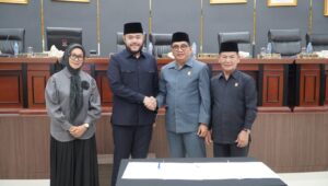 Wakil Ketua DPRD Kota Padang Mastilizal Aye bersalaman dengan Wali Kota Padang Fadly Amran 