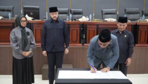 Wakil Ketua DPRD Kota Padang Mastilizal Aye menanda tangani laporan sidang paripurna 