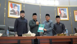 Wakil Ketua DPRD Kota Padang Mastilizal Aye pimpin sidang paripurna 