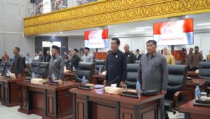 Anggota DPRD Kota Padang menyanyikan Indonesia Raya sebelum sidang paripurna dimulai