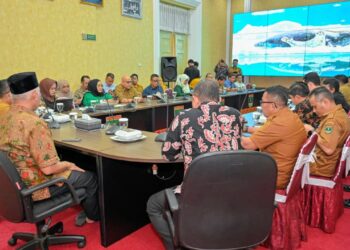 Mentawai Punya 400 Titik Selancar, Mahyeldi Minta Resort dan Investasi Ditata Ulang