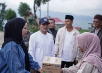 Ketua TP-PKK dan Bupati Solok Tinjau Lokasi Kebakaran, Salurkan Bantuan bagi Korban