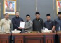 Ketua DPRD Kota Padang Muharlion saat menerima laporan penyampaian Ranperda APBD perubahan tahun anggaran 2026