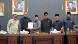Ketua DPRD Kota Padang Muharlion saat menerima laporan penyampaian Ranperda APBD perubahan tahun anggaran 2026