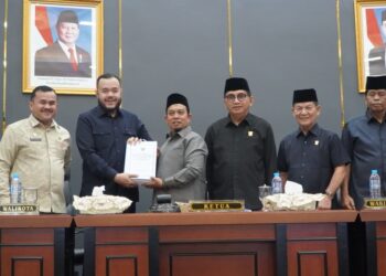 Ketua DPRD Kota Padang Muharlion saat menerima laporan penyampaian Ranperda APBD perubahan tahun anggaran 2026