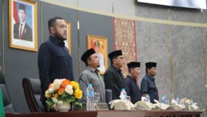 Saat menyanyikan lagu kebangsaan Indonesia Raya