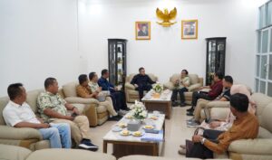 Wali Kota Padang Fadly Amran menerima kunjungan, General Manager Pelindo Regional 2 Teluk Bayur Ferrial Dunan Sidabutar, di Rumah Dinas Wali Kota Padang, Jumat (3/7).