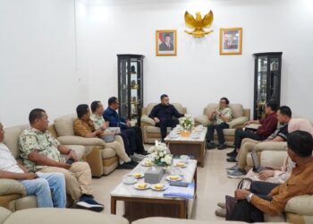 Wali Kota Padang Fadly Amran menerima kunjungan, General Manager Pelindo Regional 2 Teluk Bayur Ferrial Dunan Sidabutar, di Rumah Dinas Wali Kota Padang, Jumat (3/7).