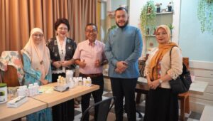 Wali Kota Padang Fadly Amran menerima kunjungan Bekas Timbalan Menteri Kesihatan I Malaysia, Datuk Dr. Noor Azmi di Lapak Warung Cokro, Kelurahan Berok Nipah, Kecamatan Padang Barat, Sabtu (4/7)