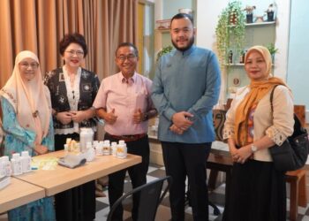 Wali Kota Padang Fadly Amran menerima kunjungan Bekas Timbalan Menteri Kesihatan I Malaysia, Datuk Dr. Noor Azmi di Lapak Warung Cokro, Kelurahan Berok Nipah, Kecamatan Padang Barat, Sabtu (4/7)