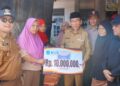 Wakil Wali Kota Padang Maigus Nasir serahkan, Bantuan Sosial Tidak Terduga (BSTT) kepada korban kebakaran rumah di Jalan Raya Banuaran, Kelurahan Banuaran Nan XX, Kecamatan Lubuk Begalung, Selasa (7/7).