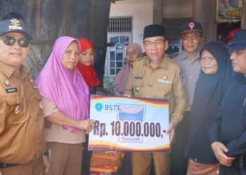 Wakil Wali Kota Padang Maigus Nasir serahkan, Bantuan Sosial Tidak Terduga (BSTT) kepada korban kebakaran rumah di Jalan Raya Banuaran, Kelurahan Banuaran Nan XX, Kecamatan Lubuk Begalung, Selasa (7/7).