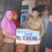 Wakil Wali Kota Padang Maigus Nasir serahkan, Bantuan Sosial Tidak Terduga (BSTT) kepada korban kebakaran rumah di Jalan Raya Banuaran, Kelurahan Banuaran Nan XX, Kecamatan Lubuk Begalung, Selasa (7/7).