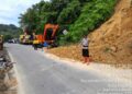 Dinas Pekerjaan Umum dan Penataan Ruang (DPUPR) Kota Padang bergerak cepat, ketika terjadi bencana longsor di Gunung Padang, Kelurahan Batang Arau pada Minggu (5/7) malam.