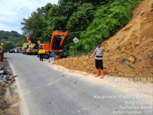 Dinas Pekerjaan Umum dan Penataan Ruang (DPUPR) Kota Padang bergerak cepat, ketika terjadi bencana longsor di Gunung Padang, Kelurahan Batang Arau pada Minggu (5/7) malam.