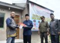 Wakil Wali Kota Padang, Maigus Nasir, menyerahkan kunci Hunian Tetap (Huntap) Mandiri bagi warga terdampak bencana hidrometeorologi di Kampung Tanjung, Kecamatan Kuranji, Jumat (10/7)