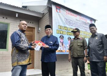 Wakil Wali Kota Padang, Maigus Nasir, menyerahkan kunci Hunian Tetap (Huntap) Mandiri bagi warga terdampak bencana hidrometeorologi di Kampung Tanjung, Kecamatan Kuranji, Jumat (10/7)