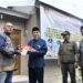 Wakil Wali Kota Padang, Maigus Nasir, menyerahkan kunci Hunian Tetap (Huntap) Mandiri bagi warga terdampak bencana hidrometeorologi di Kampung Tanjung, Kecamatan Kuranji, Jumat (10/7)