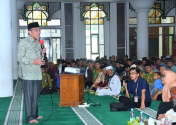 Pemerintah Kota Padang mengokohkan, pembangunan karakter generasi muda dengan mengintegrasikan pendidikan Al-Qur'an ke dalam pembinaan berbasis masjid