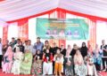 Wali Kota Padang Fadly Amran, meresmikan sekaligus menyerahkan kunci Hunian Sementara Sehat dan Layak (Hunsela) kepada penyintas bencana hidrometeorologi di Kelurahan Lambung Bukit, Kecamatan Pauh, Rabu (15/7).