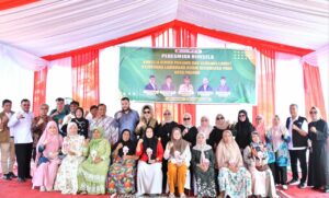 Wali Kota Padang Fadly Amran, meresmikan sekaligus menyerahkan kunci Hunian Sementara Sehat dan Layak (Hunsela) kepada penyintas bencana hidrometeorologi di Kelurahan Lambung Bukit, Kecamatan Pauh, Rabu (15/7).