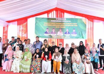 Wali Kota Padang Fadly Amran, meresmikan sekaligus menyerahkan kunci Hunian Sementara Sehat dan Layak (Hunsela) kepada penyintas bencana hidrometeorologi di Kelurahan Lambung Bukit, Kecamatan Pauh, Rabu (15/7).