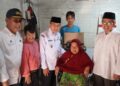Wakil Walikota Padang Maigus Nasir secara simbolis, serahkan dua unit kursi roda kepada penerima manfaat.
