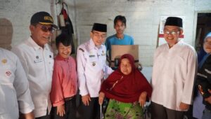 Wakil Walikota Padang Maigus Nasir secara simbolis, serahkan dua unit kursi roda kepada penerima manfaat.