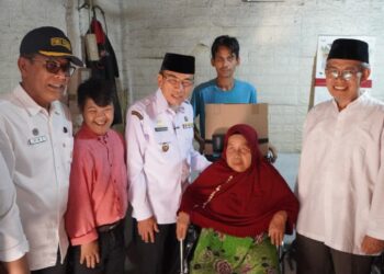 Wakil Walikota Padang Maigus Nasir secara simbolis, serahkan dua unit kursi roda kepada penerima manfaat.