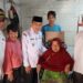 Wakil Walikota Padang Maigus Nasir secara simbolis, serahkan dua unit kursi roda kepada penerima manfaat.