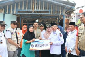 Pemerintah Kota (Pemko) Padang bergerak cepat, memberikan bantuan kepada dua kepala keluarga (KK) yang terdampak musibah kebakaran di Jalan Karang Putih No. 52 dan No. 66, RT 02 RW 02, Kelurahan Batu Gadang, Kecamatan Lubuk Kilangan.