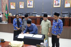 Ketua DPRD Kota Padang Muharlion saat menandatangani Ranperda APBD perubahan tahun anggaran 2026