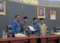 Wawako Padang Maigus Nasir saat menerima Laporan Ranperda APBD perubahan tahun anggaran 2026 menjadi Perda