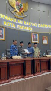 Wawako Padang Maigus Nasir saat menerima Laporan Ranperda APBD perubahan tahun anggaran 2026 menjadi Perda 