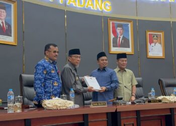 Wawako Padang Maigus Nasir saat menerima Laporan Ranperda APBD perubahan tahun anggaran 2026 menjadi Perda